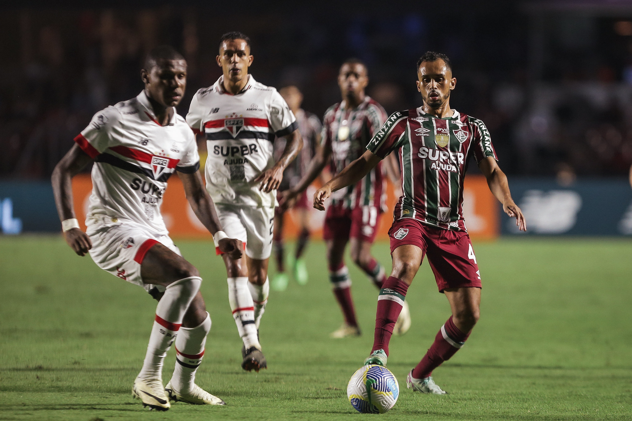 Diante de erro individuais, Fluminense perde para São Paulo no Brasileirão