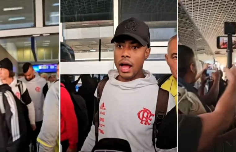 Vídeo: delegação do Flamengo desembarca no Galeão sob protestos da torcida