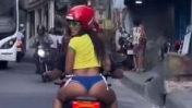 Com short supercavado, Anitta é vista em garupa de moto em favela do Rio