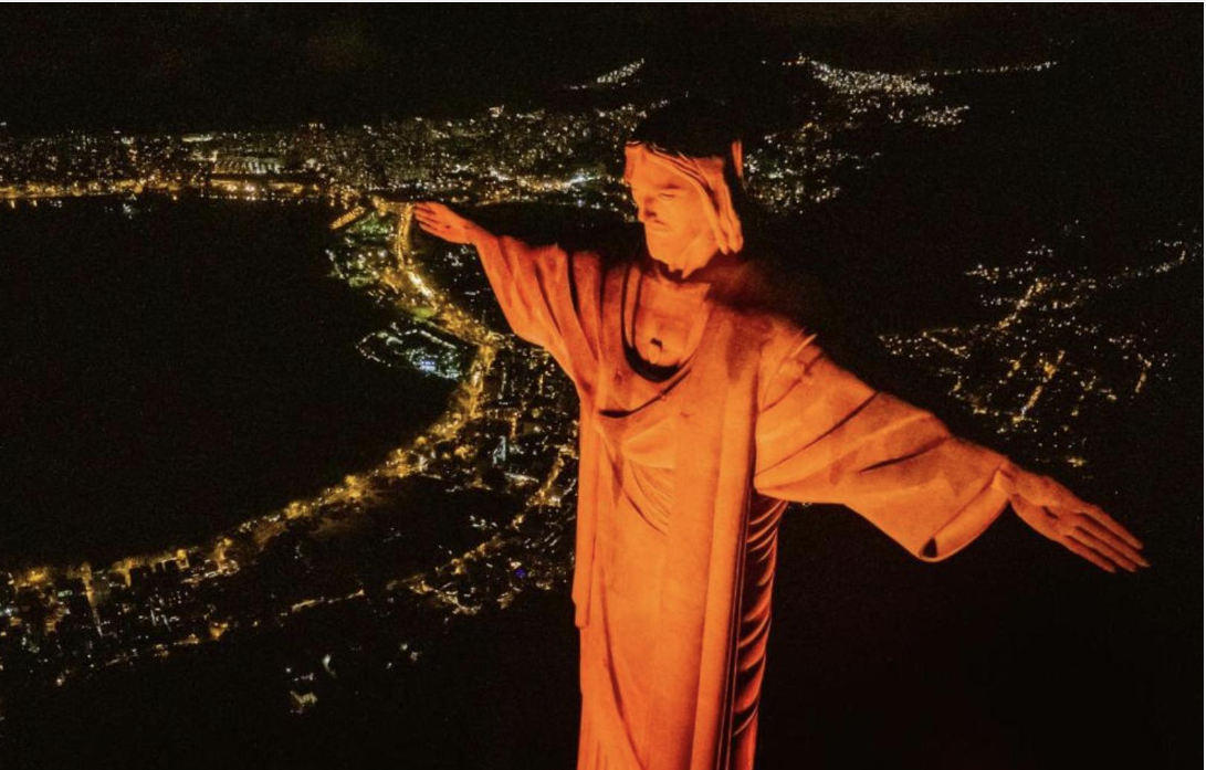 Comlurb comemora 49 anos e Cristo Redentor recebe iluminação laranja em homenagem ao Dia do Gari