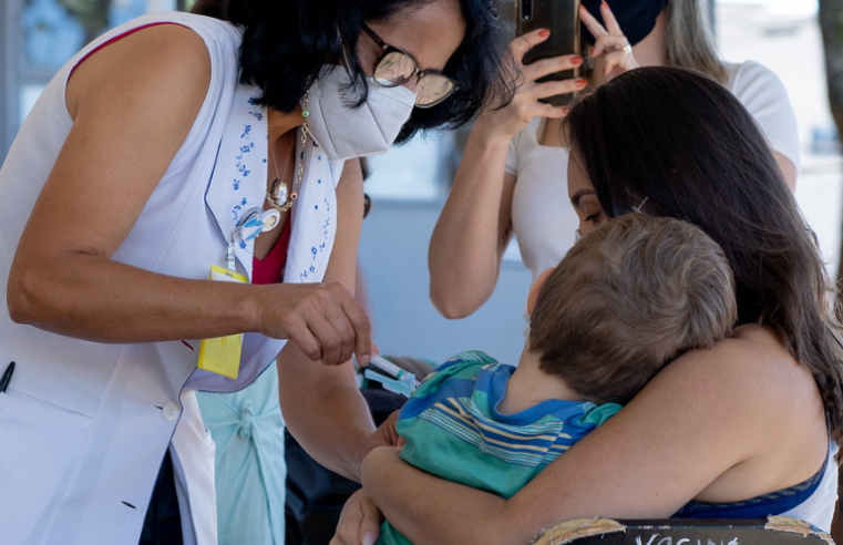 Rio recebe nova remessa de vacinas contra Covid-19 e visa aplicar 46,6 mil doses em crianças de seis meses a quatro anos