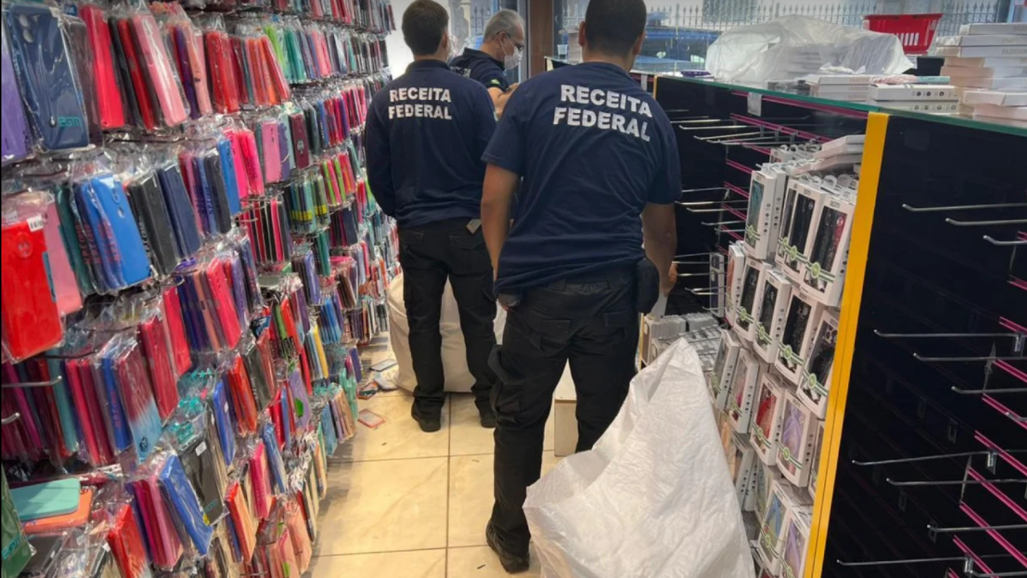 Receita Federal e Policia Militar apreendem cerca de 2 toneladas de produtos falsificados em loja do Centro do Rio