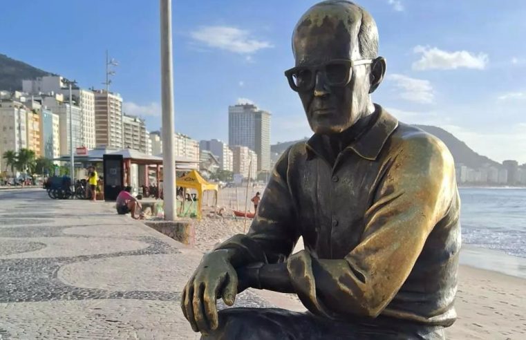 Nem o livro escapa! Estátua de Carlos Drummond de Andrade é alvo de mais um ato de vandalismo