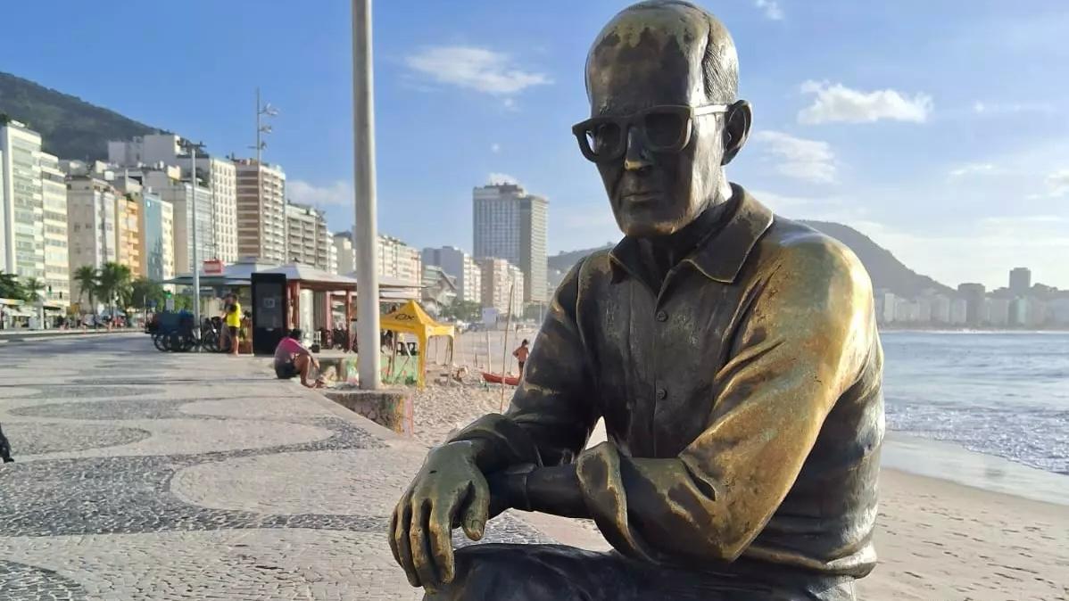 Nem o livro escapa! Estátua de Carlos Drummond de Andrade é alvo de mais um ato de vandalismo