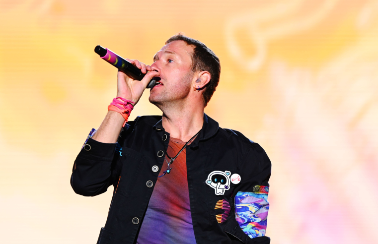 Vocalista do Coldplay oferece carona para fã idosa que ia em direção ao show da banda