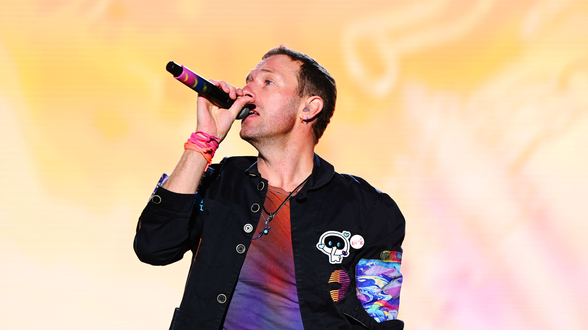 Vocalista do Coldplay oferece carona para fã idosa que ia em direção ao show da banda