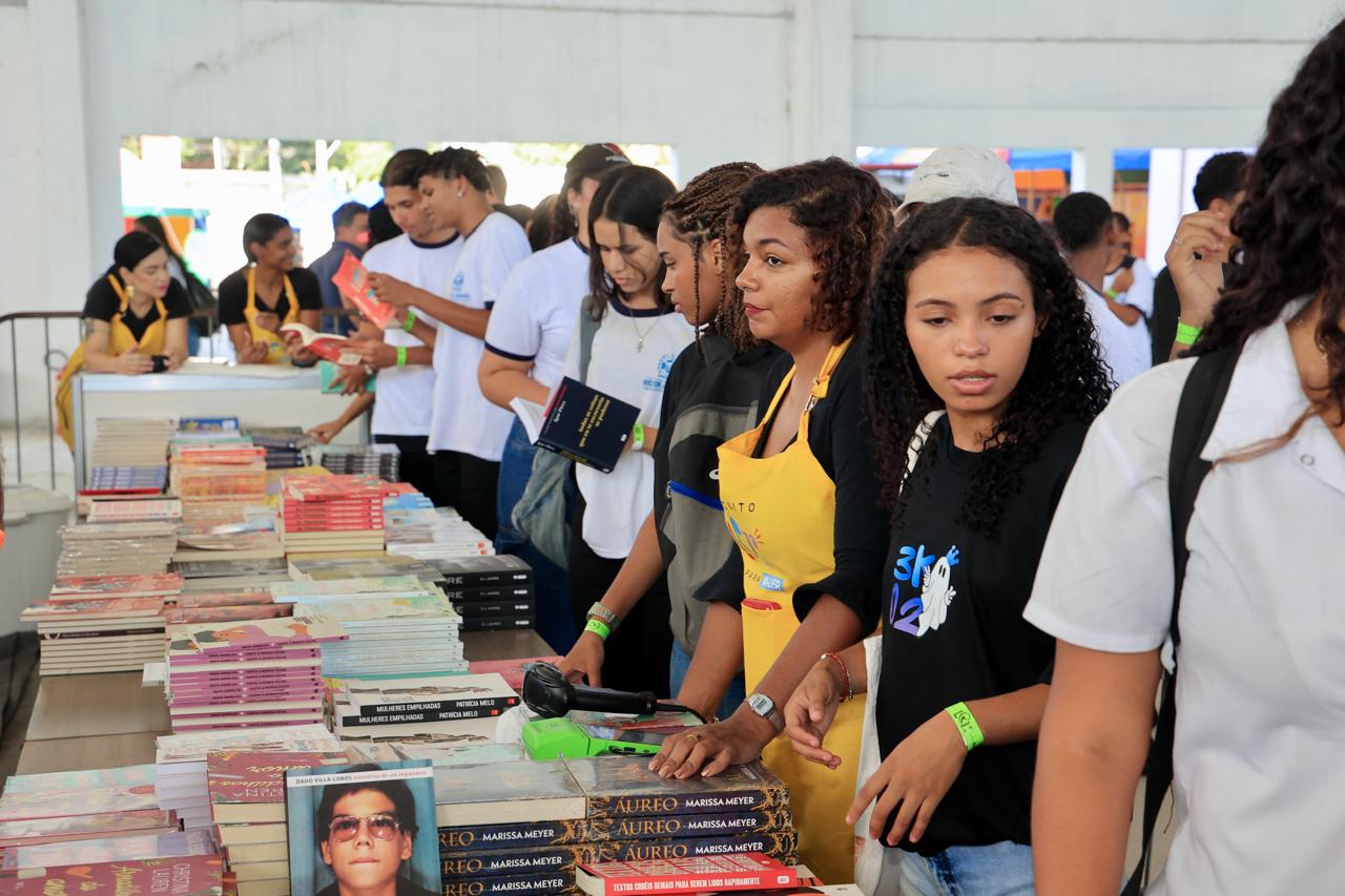 Secretaria de Educação distribui mais 110 mil vales-livros para estudantes da Baixada Fluminense