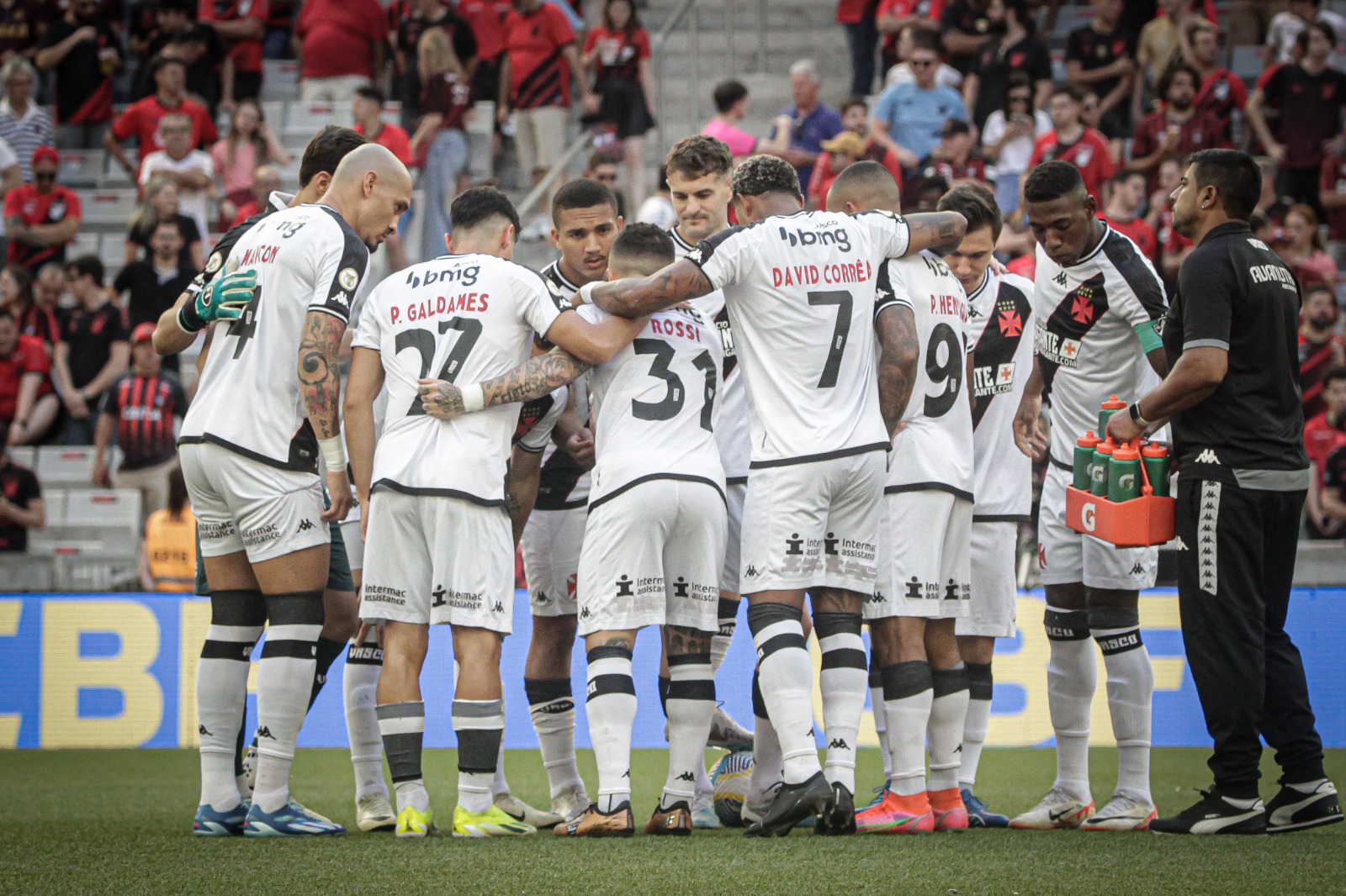 Com expulsão de Hugo Moura no início, Vasco perde para Athletico Paranaense por 1 a 0