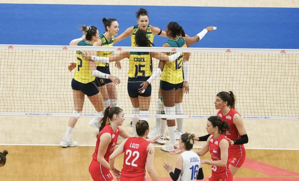 Brasil vence Sérvia por 3 sets a 0 e mantém liderança na Liga das Nações de Vôlei