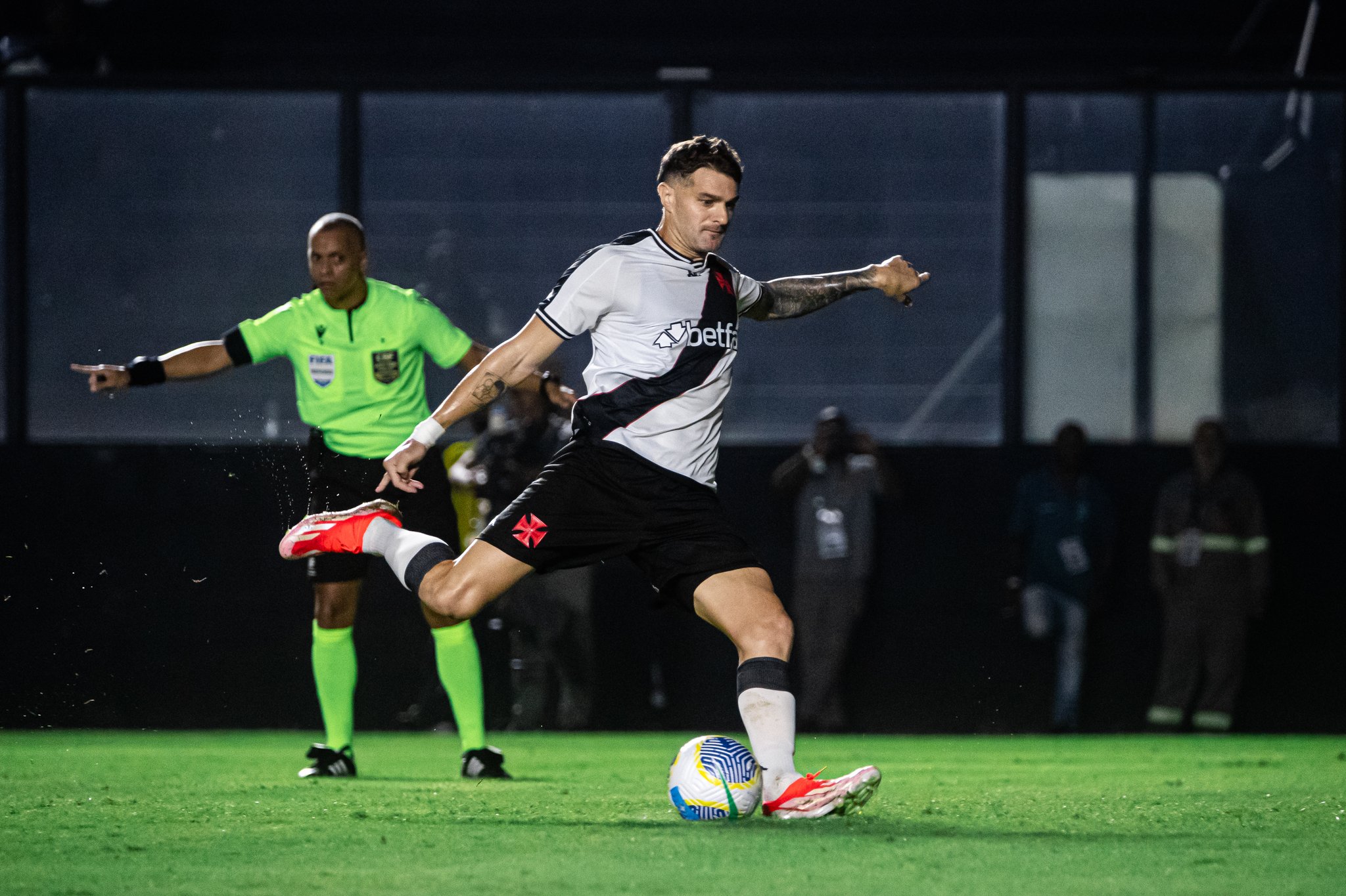 Em jogo eletrizante, Vasco elimina Fortaleza da Copa do Brasil nos pênaltis