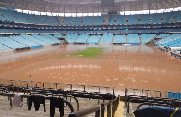 Tragédia no Sul: nível de água diminui na Arena do Grêmio e objetos aparecem no meio do campo