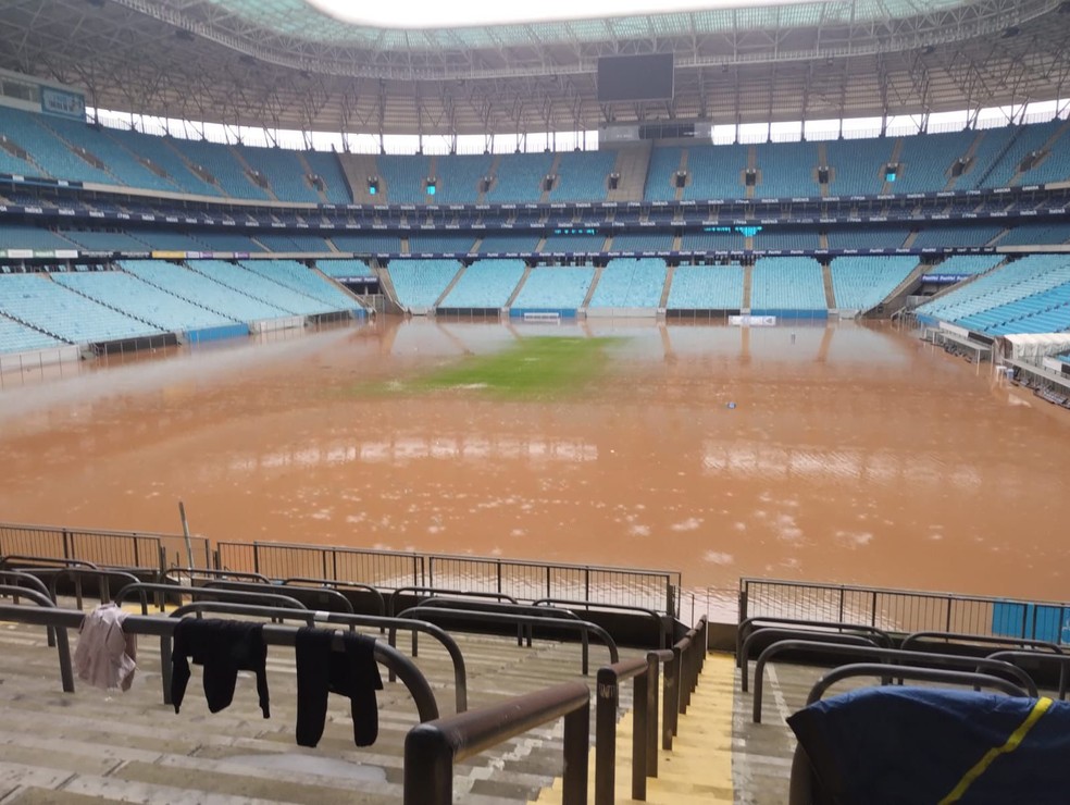 Tragédia no Sul: nível de água diminui na Arena do Grêmio e objetos aparecem no meio do campo