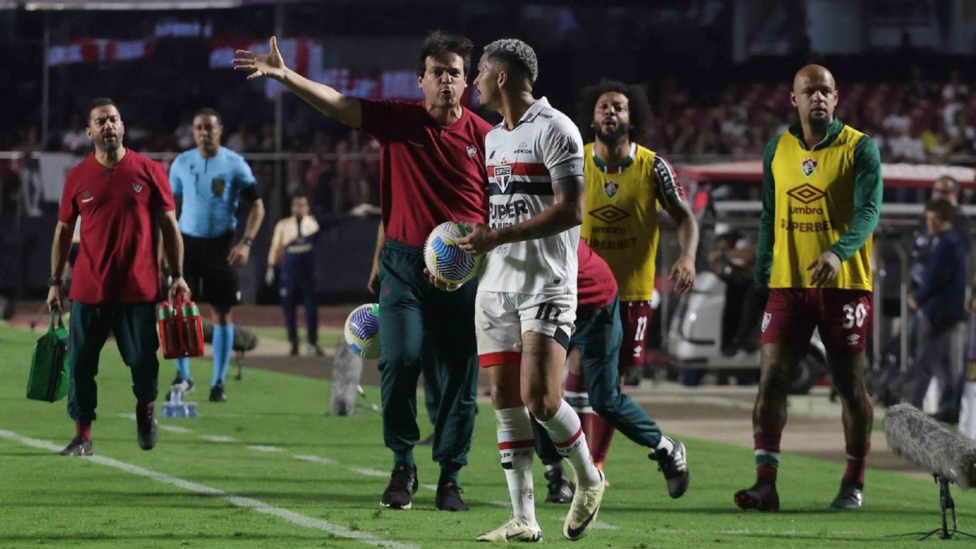 ‘Você é muito burro’: Fernando Diniz e Luciano discutem durante confronto entre São Paulo x Fluminense