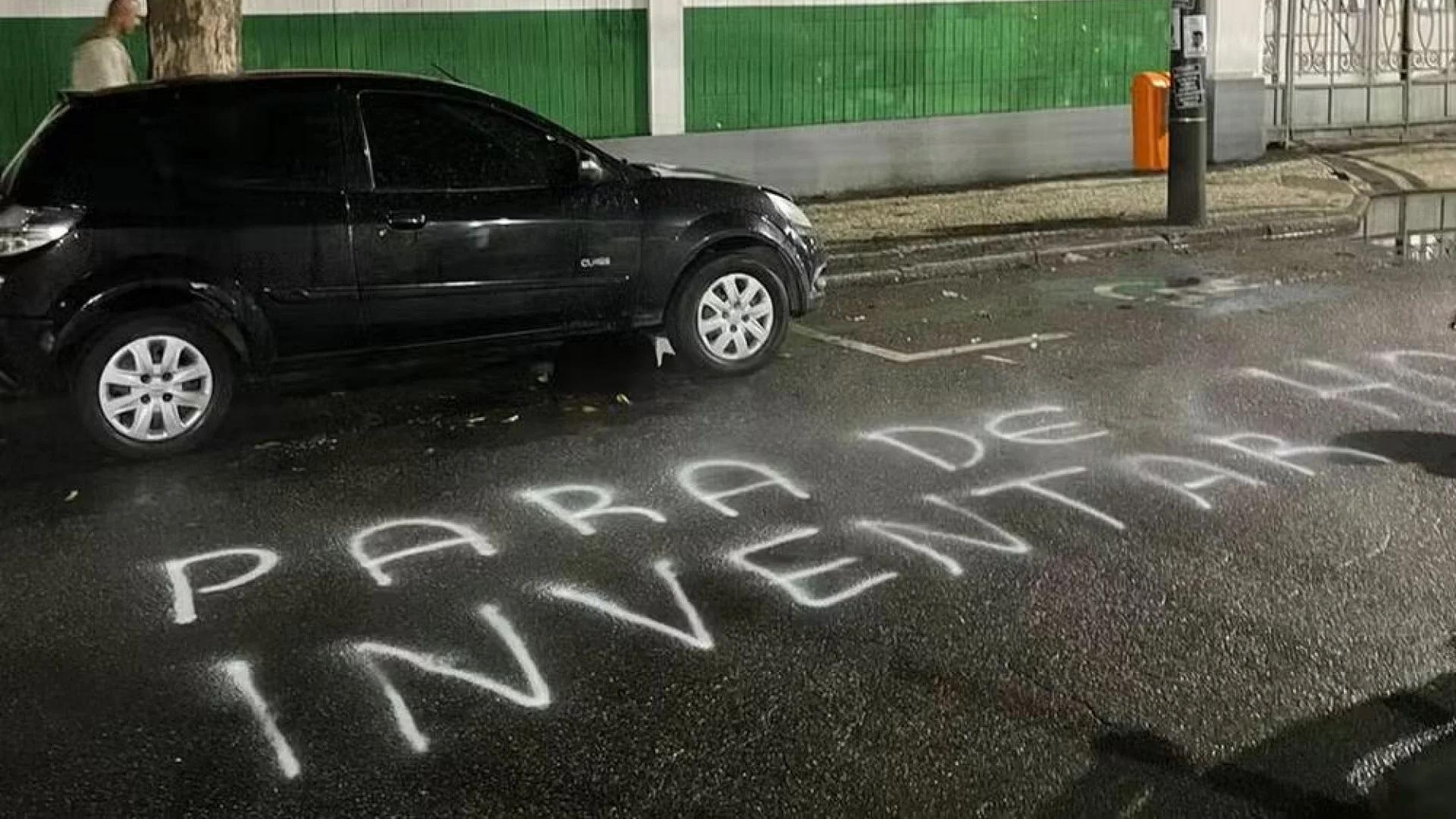 ‘O Fluminense não é laboratório’: torcedores protestam e pixam paredes de sede do clube tricolor