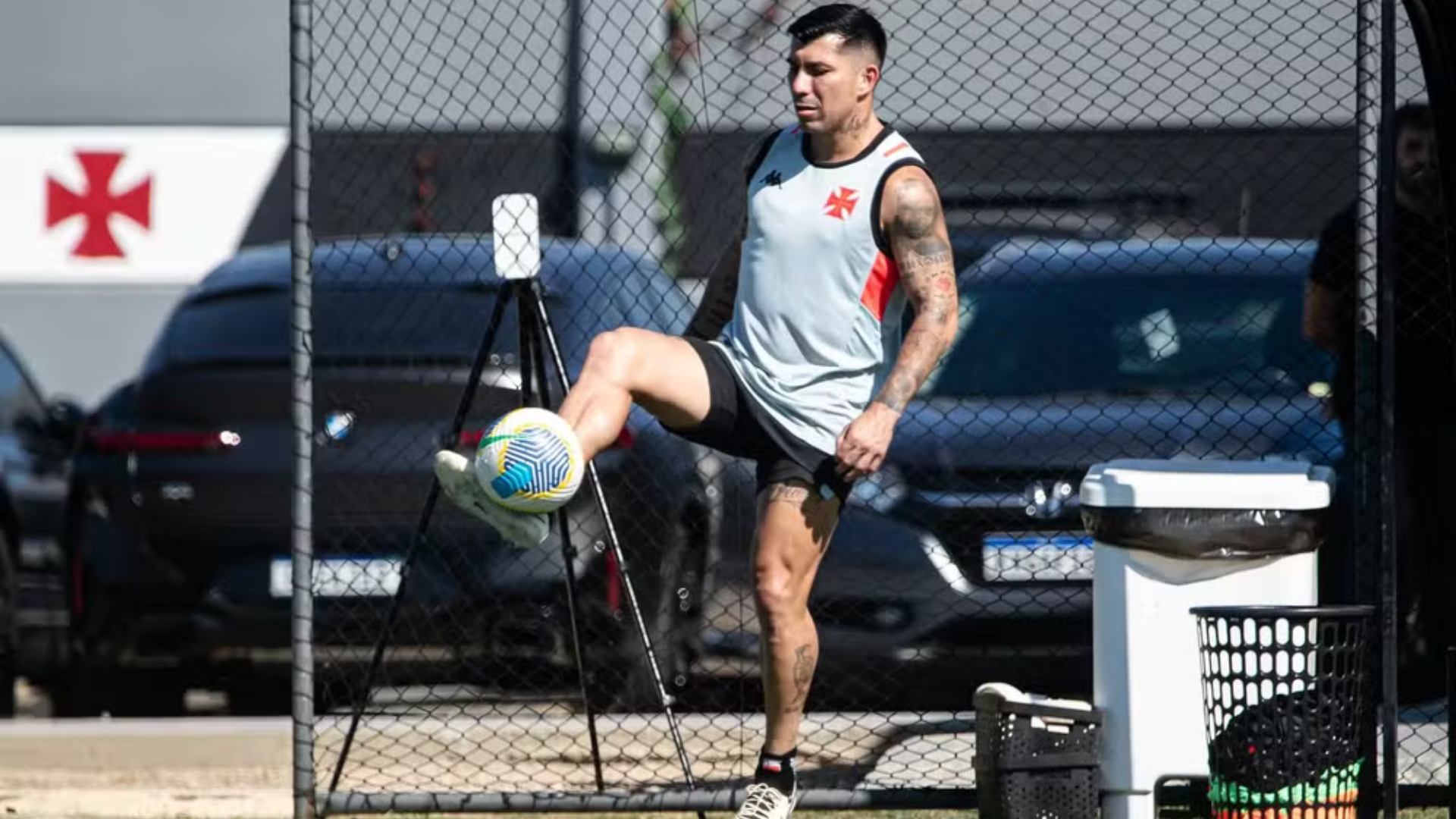 Há um mês sem jogar, Medel pode deixar Vasco no fim da temporada