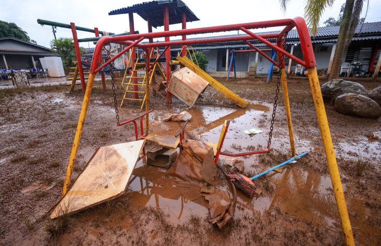 Mais de mil toneladas de lixo já foram retiradas das ruas de Porto Alegre