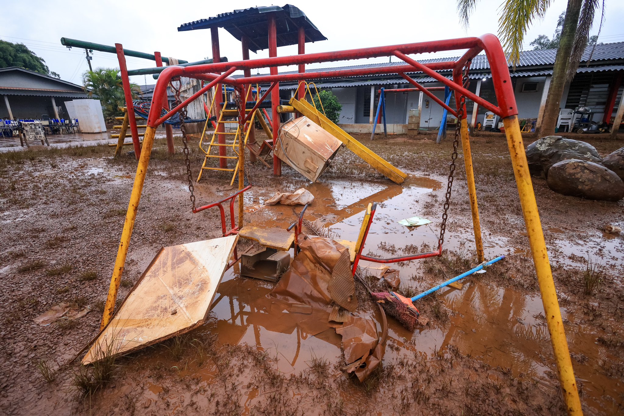 Mais de mil toneladas de lixo já foram retiradas das ruas de Porto Alegre