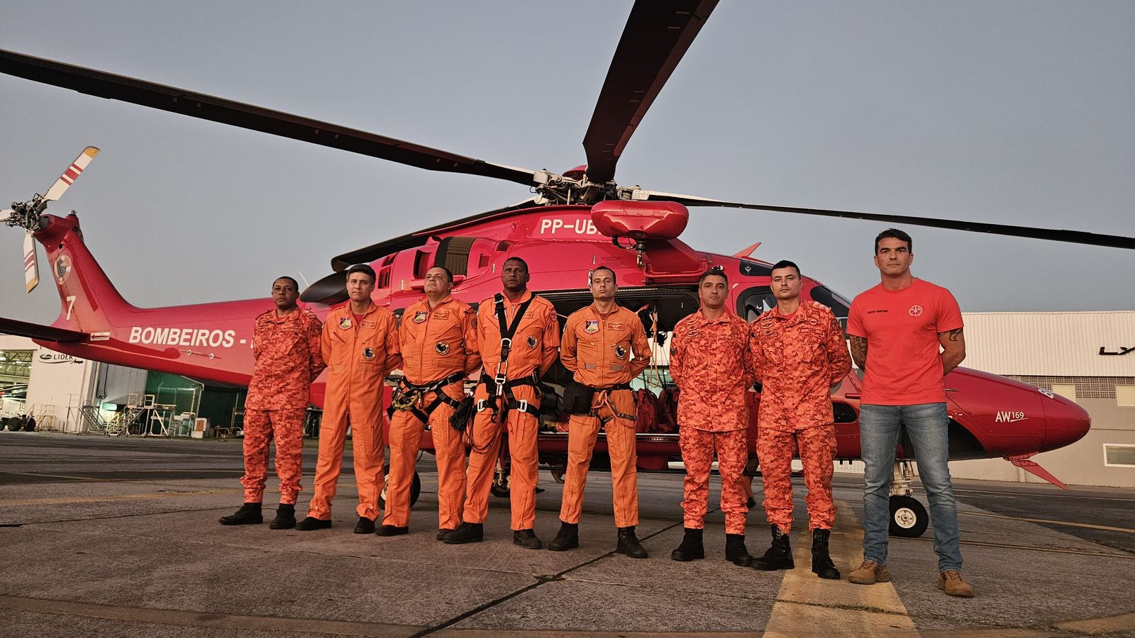 Força-tarefa do Corpo de Bombeiros do RJ é enviada para auxiliar no resgate durante chuvas no Sul do Brasil