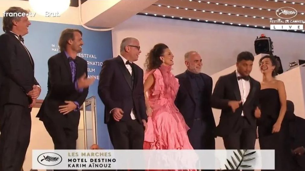 Elenco de ‘Motel Destino’ dança Aviões do Forró no tapete vermelho de Cannes