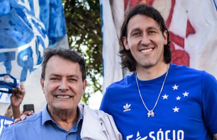 Cássio veste camisa do Cruzeiro e é recebido por multidão em Belo Horizonte