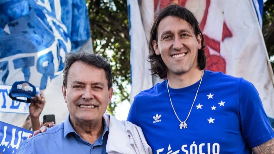 Cássio veste camisa do Cruzeiro e é recebido por multidão em Belo Horizonte