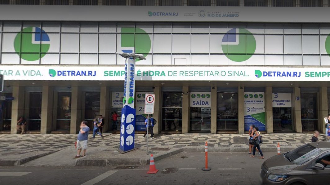 Corpo de Bombeiros e Detran-RJ promovem ação conscientização no Centro do Rio durante o Maio Amarelo