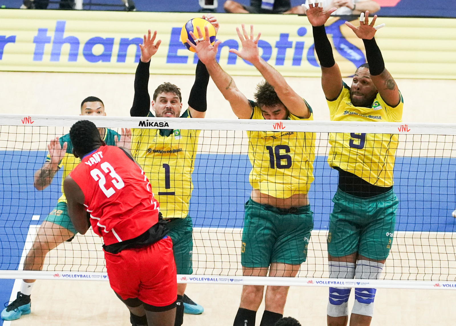 Brasil perde para Cuba na estreia da Liga das Nações masculina de vôlei por 3 sets a 1