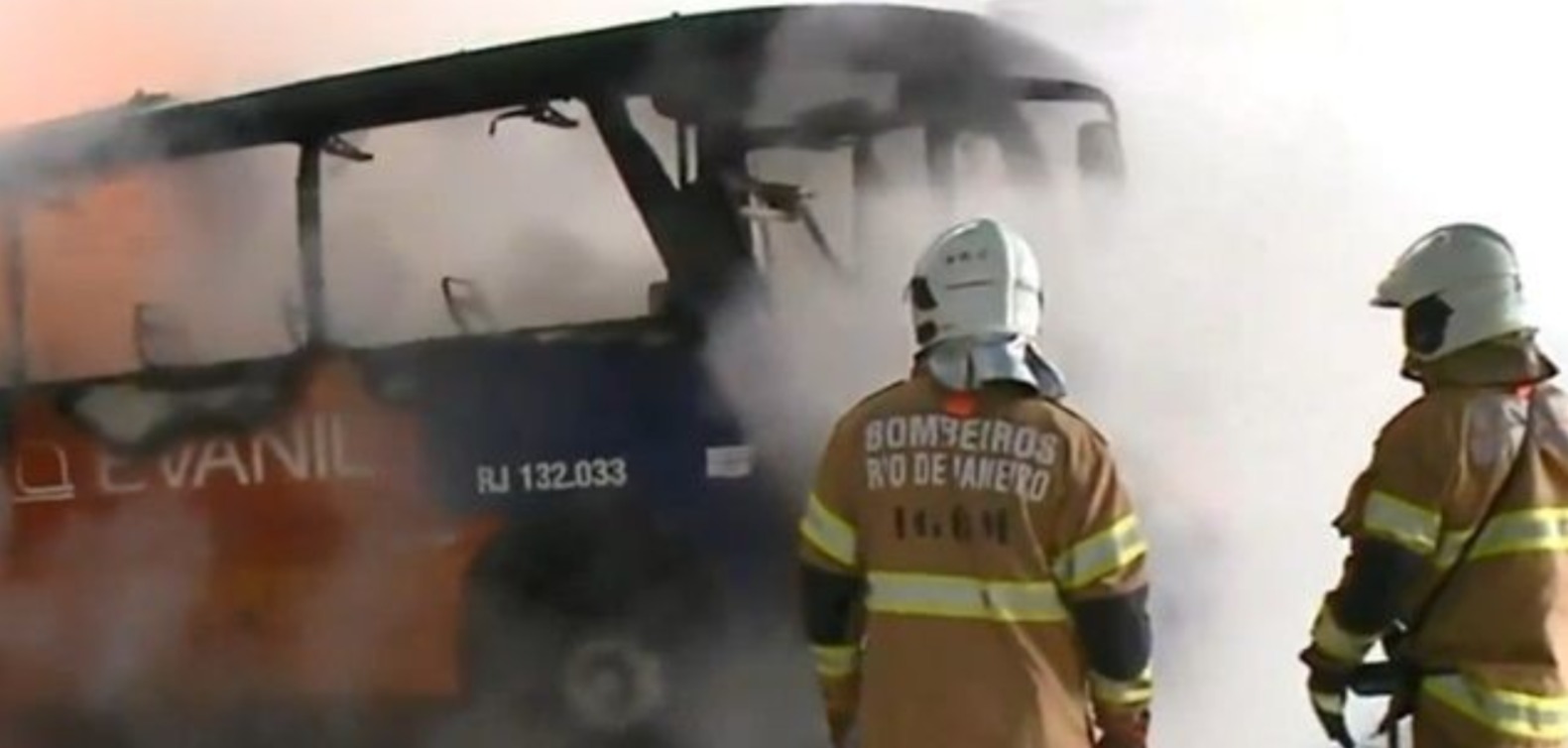 Ônibus pega fogo no Centro do Rio nesta sexta-feira (10)