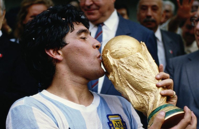 Casos de Família: herdeiros de Maradona abrem processo para impedir leilão de bola de ouro