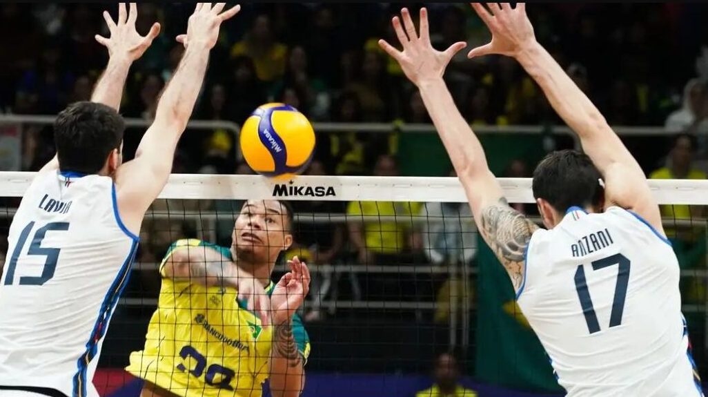 Com erro de arbitragem, Brasil perde por 3 sets a 2 para Itália no Maracanãzinho e encerra primeira fase da Liga das Nações