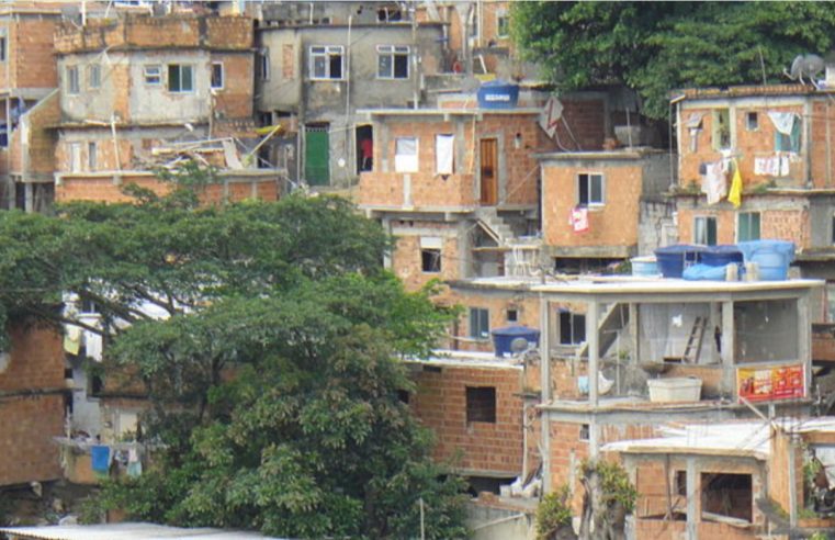 Casa desaba no Morro do Juramento na manhã desta quinta-feira (2)