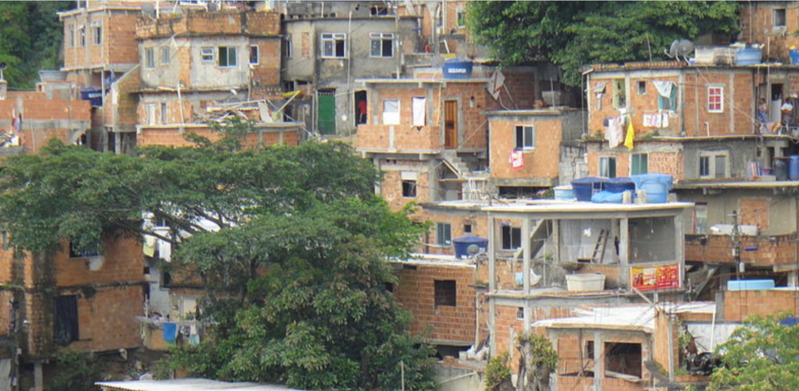 Casa desaba no Morro do Juramento na manhã desta quinta-feira (2)