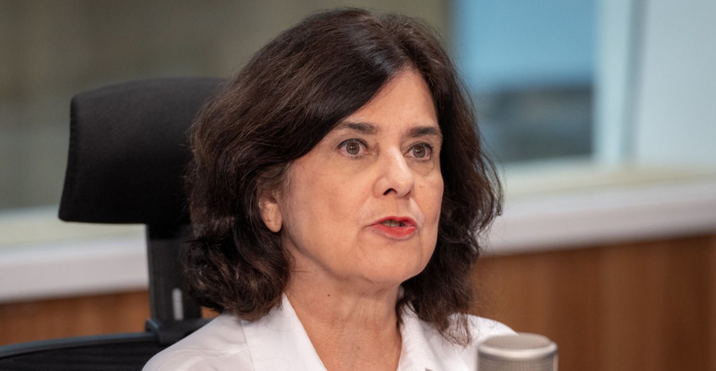 Ministra da Saúde afirma que não há motivo para alarme em relação ao surto do vírus mpox