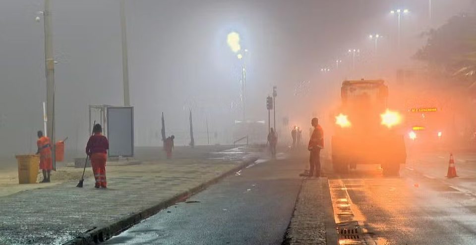 Ondas invadem ruas no RJ e temperaturas sobem no fim de semana