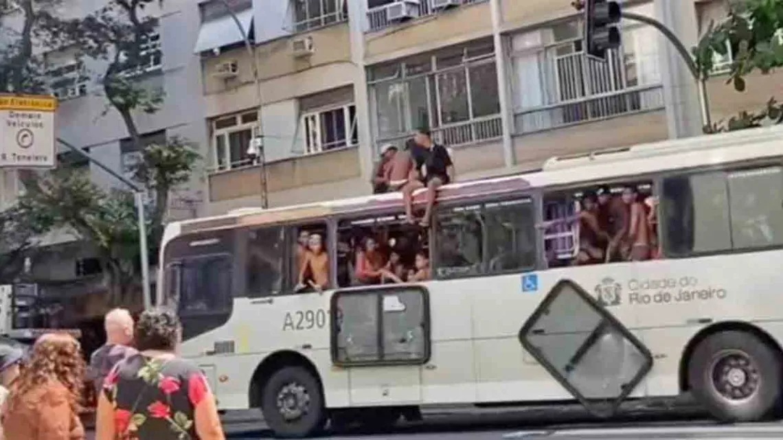 Feriado do Dia do Trabalhador acaba com mais de 30 ônibus vandalizados no Rio