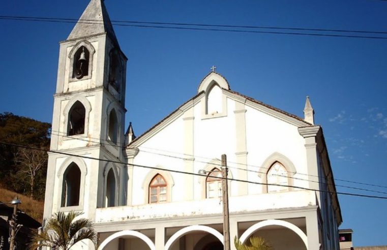 Família registra queixa contra padre por ter dado puxão em cabeça de bebê durante batizado em paróquia da Região Serrana