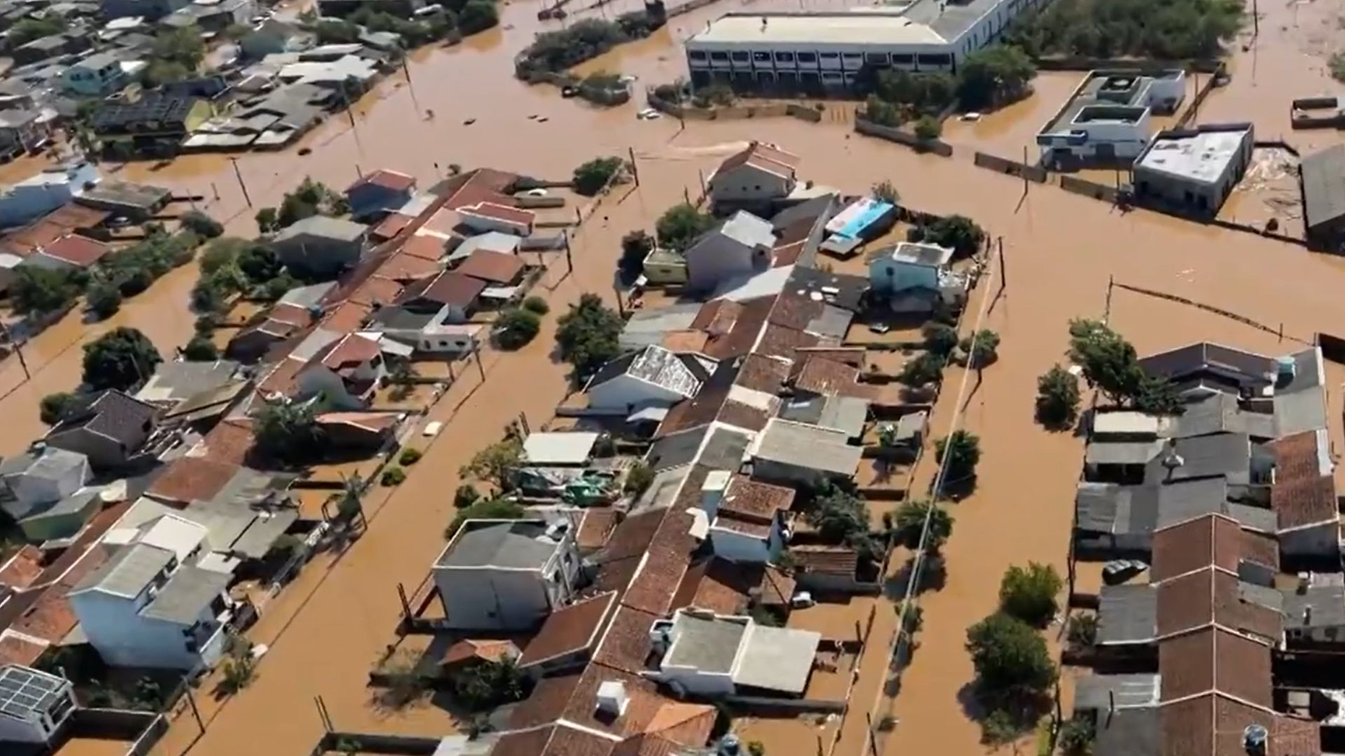 Após fortes chuvas, Rio Grande do Sul vive apagão e mais de 104 mil pontos permanecem sem energia elétrica