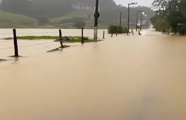 Quase 700 pessoas ficam desabrigadas e mais de 100 ficam desalojadas por causa de temporal em Santa Catarina