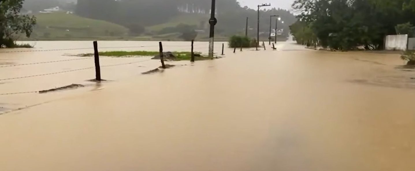 Quase 700 pessoas ficam desabrigadas e mais de 100 ficam desalojadas por causa de temporal em Santa Catarina