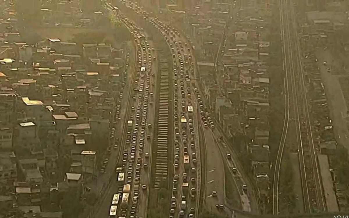 Carro e moto colidem e provocam quilômetros de congestionamento na Linha Amarela