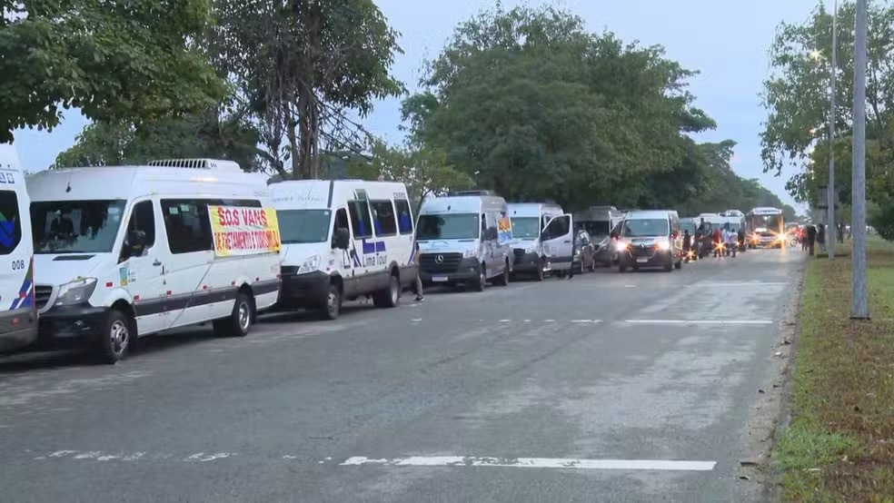 Motoristas de vans protestam contra violência e pedem por mais segurança no trânsito do Rio