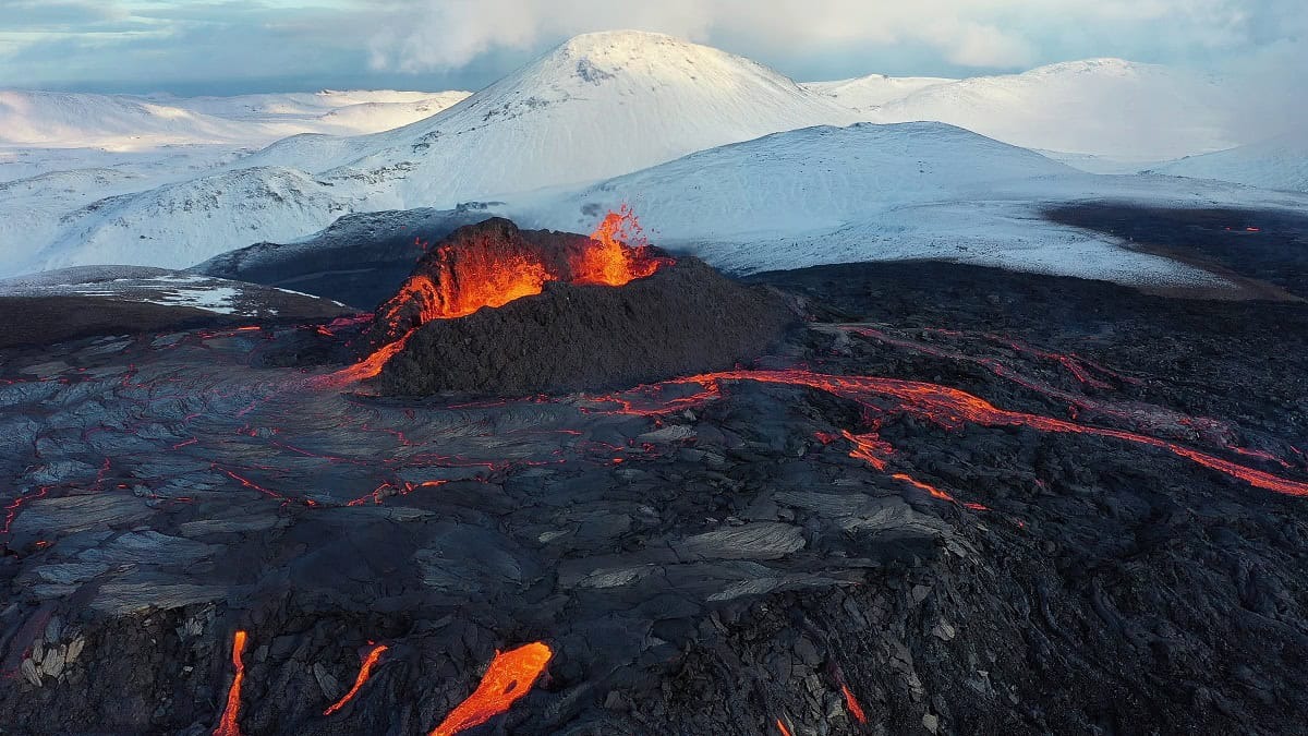 Vulcão na Islândia entra em erupção pela 5ª vez desde dezembro