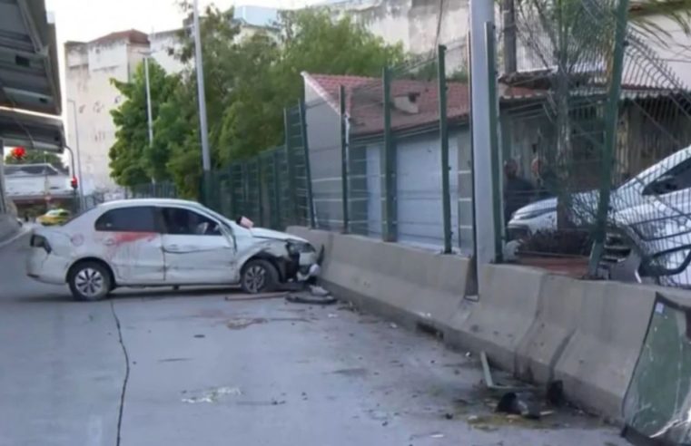 Motorista morre após carro colidir com mureta e invadir calha do BRT em Ramos