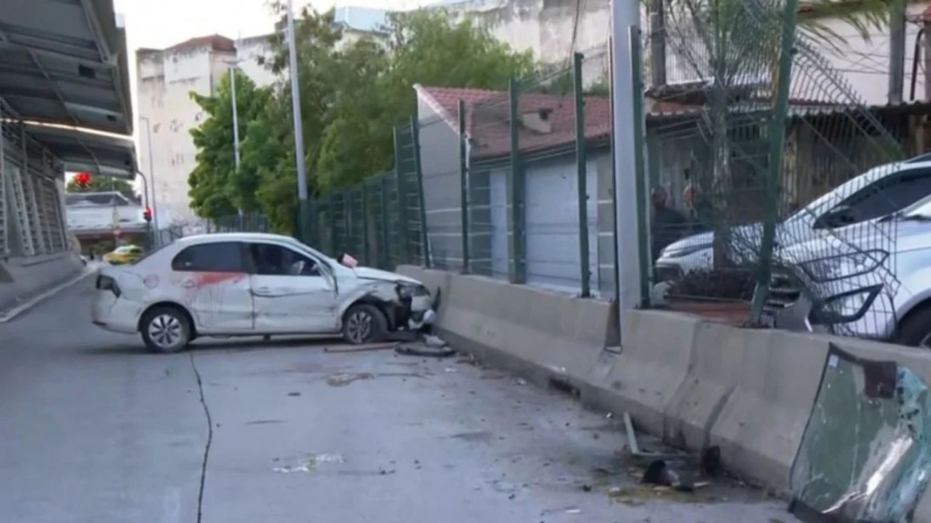 Motorista morre após carro colidir com mureta e invadir calha do BRT em Ramos