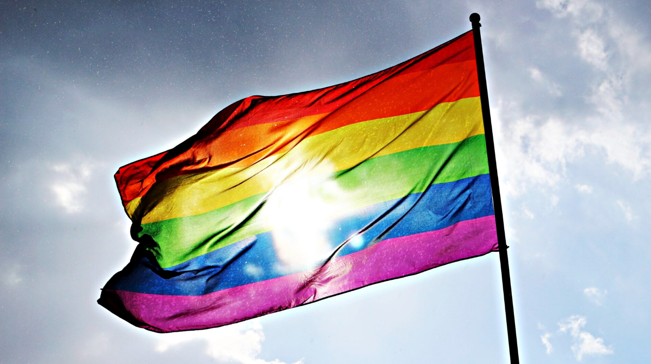 Pablo Vittar se apresenta com camisa verde e amarela durante 28ª Parada do Orgulho LGBT+ em SP