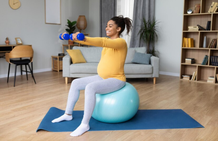 Pilates tem exercícios específicos para ajudar gestantes a manter corpo ativo e é recomendado para hora do parto