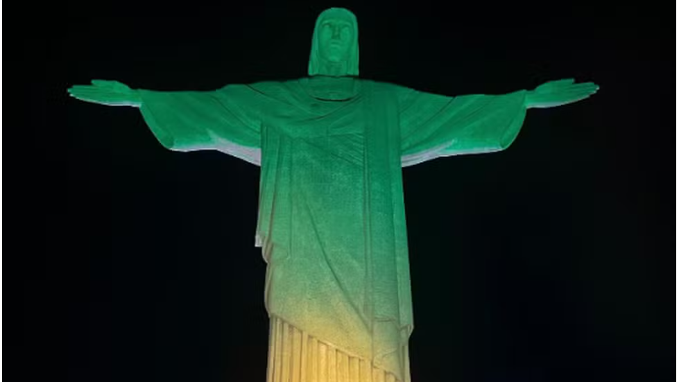 Cristo Redentor é iluminado com as cores do Brasil em comemoração ao Dia Olímpico
