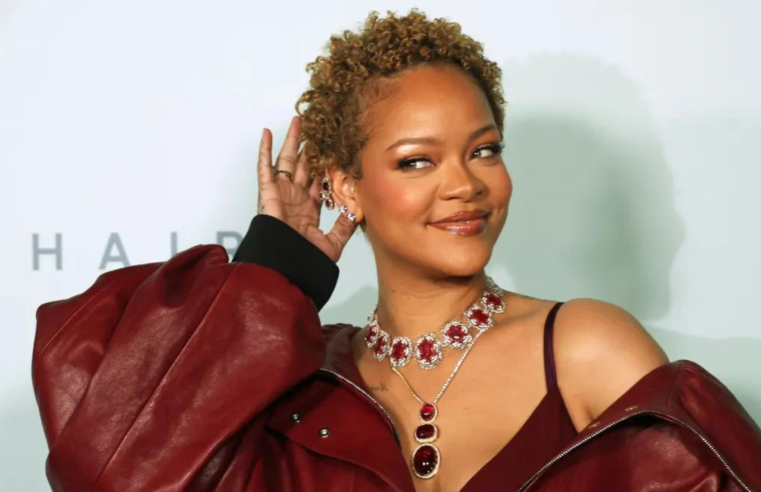 Rihanna confirma novas músicas prontas e nega rumores de gravidez