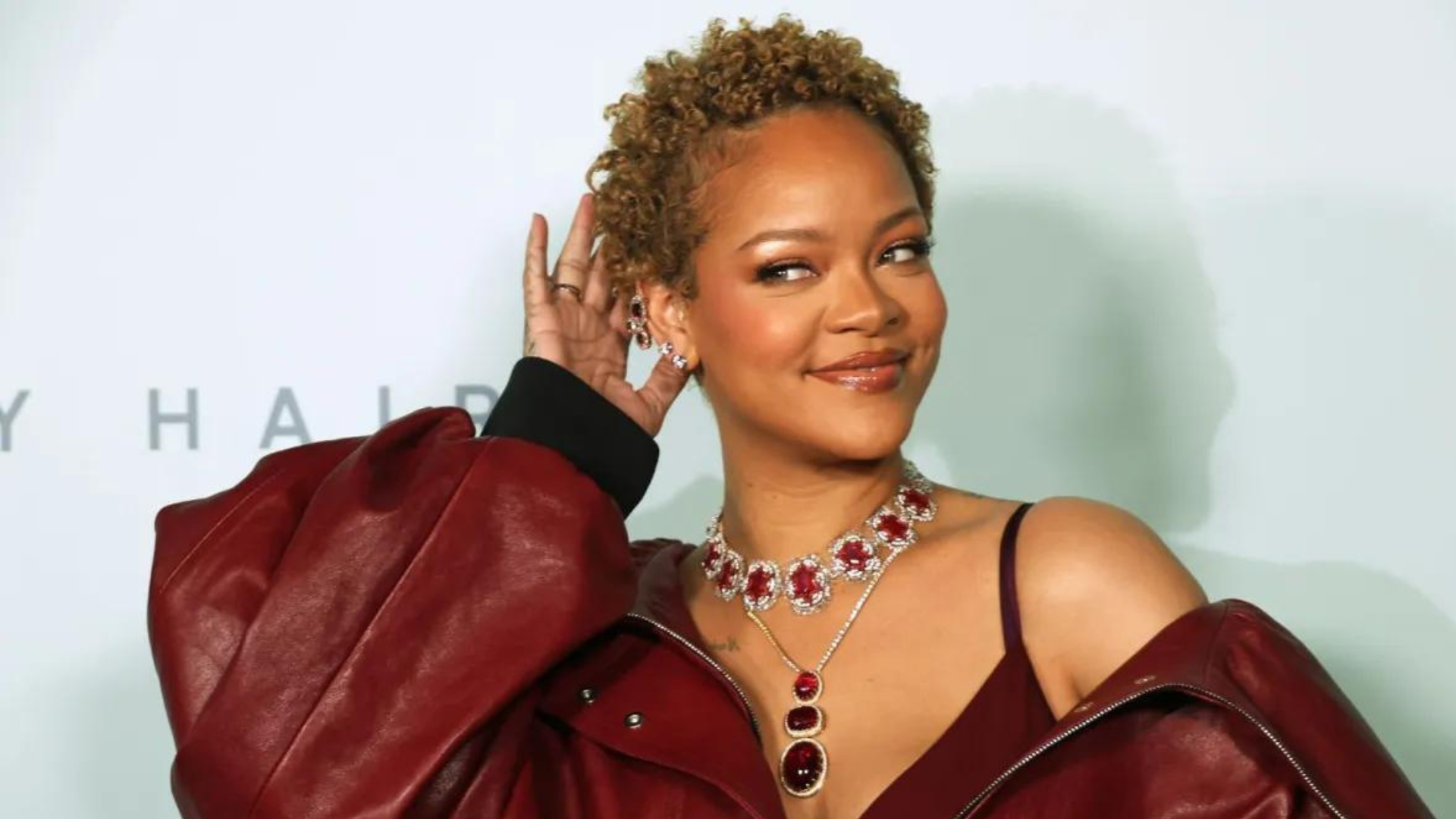 Rihanna confirma novas músicas prontas e nega rumores de gravidez