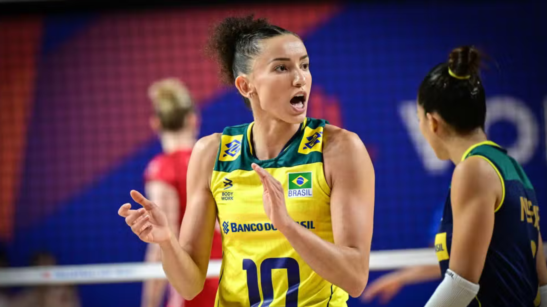 Técnico da seleção Polonesa de vôlei rasga elogios à Gabi, capitã do time brasileiro